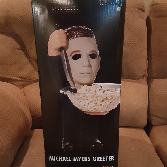 Michael Myers Halloween Greeter - Picture 12 of 15
